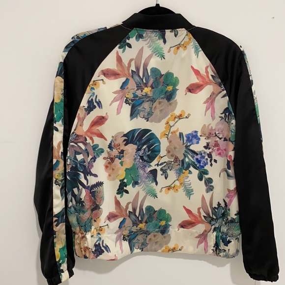 Chic Bomber Jacket - Picture 4 of 4